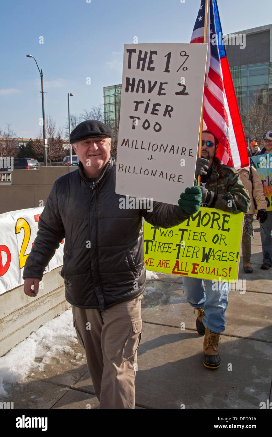 Detroit, Michigan, Stati Uniti d'America. Lavoratori Auto picket North American International Auto Show per protestare contro la perdita di posti di lavoro automatico e a due livelli salariali. Credito: Jim West/Alamy Live News Foto Stock