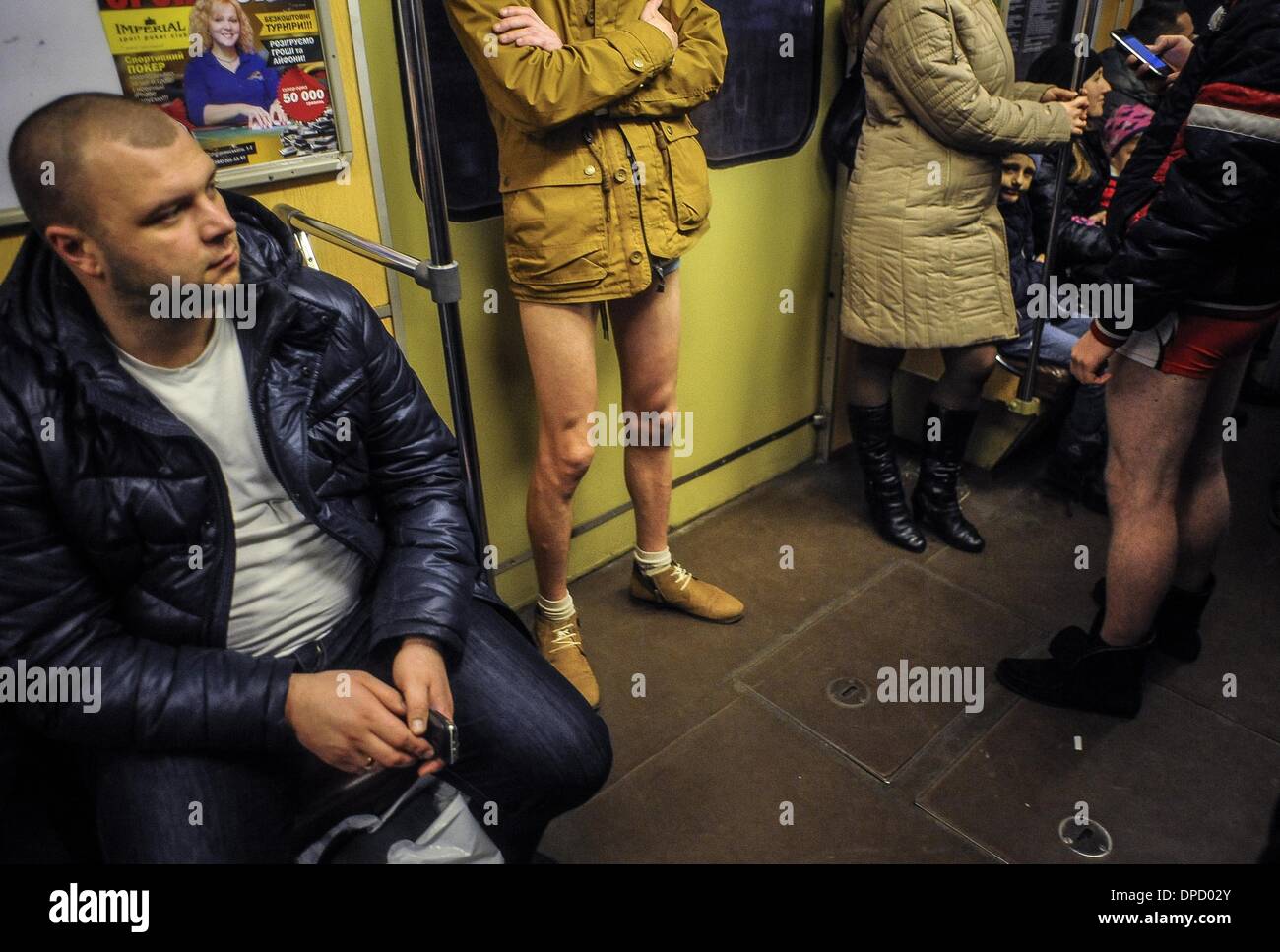 Kiev, Ucraina. Xii gen, 2014. Passeggeri senza mutande cavalcare un treno  della metropolitana durante il ''No Pants Subway Ride'' a Kiev, Ucraina, 12  gennaio, 2014 . Senza pantaloni di Metropolitana è un