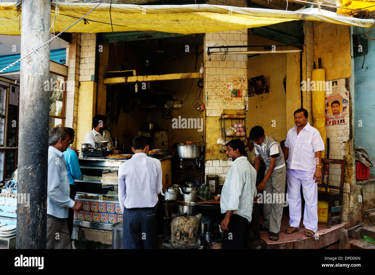 La popolazione locale l'acquisto di cibo di strada in India Foto Stock