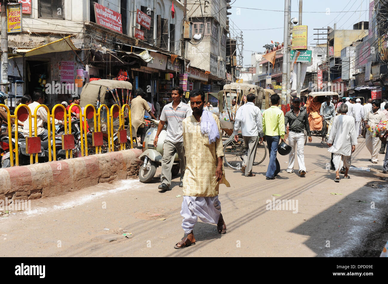 Tipicamente una trafficata strada indiano Foto Stock