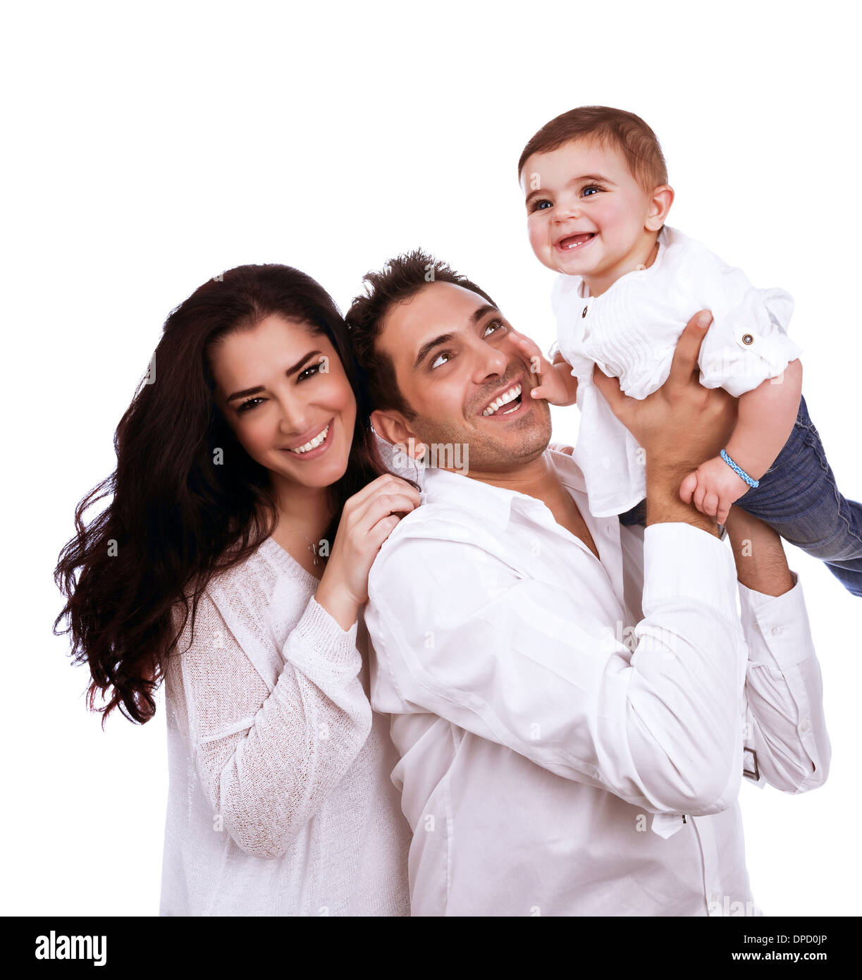 Giocoso giovane famiglia isolato su sfondo bianco, adorabile bambina con amorevole dei genitori, uno stile di vita sano, di felicità e di amore Foto Stock