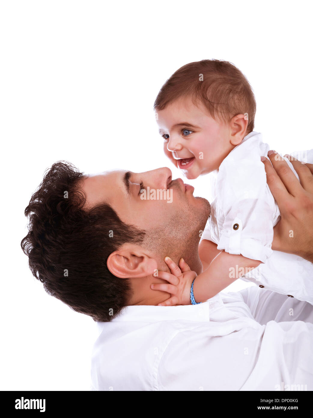 Padre Felice kissing bambina, isolati su sfondo bianco, divertirsi in ambienti chiusi, giovane famiglia, di felicità e di amore concetto Foto Stock