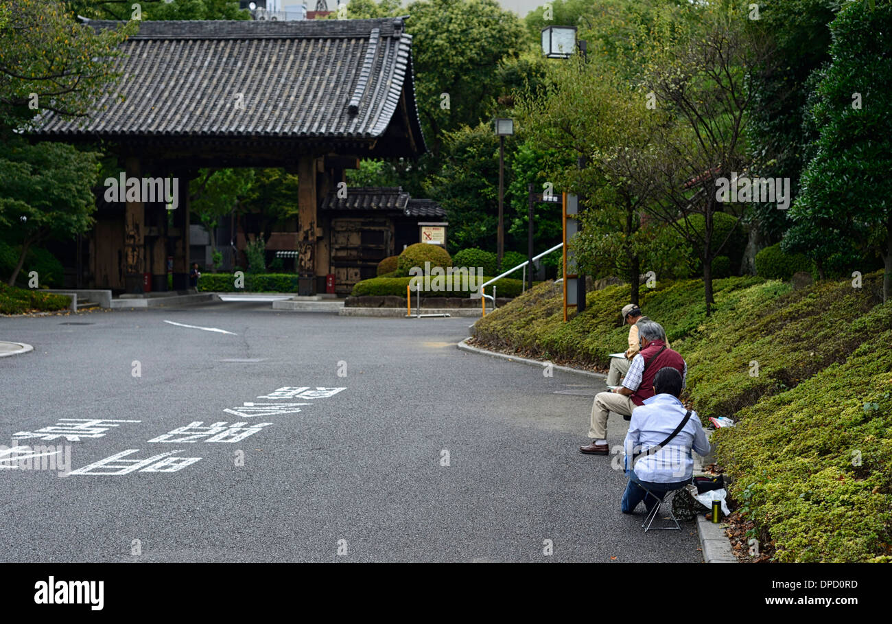 Gli artisti della pittura di vernice esterno cancello principale Sangedatsu Gate sanmon Sangedatsumon tempio di Zojo-ji zozoji buddismo buddisti tokyo Foto Stock