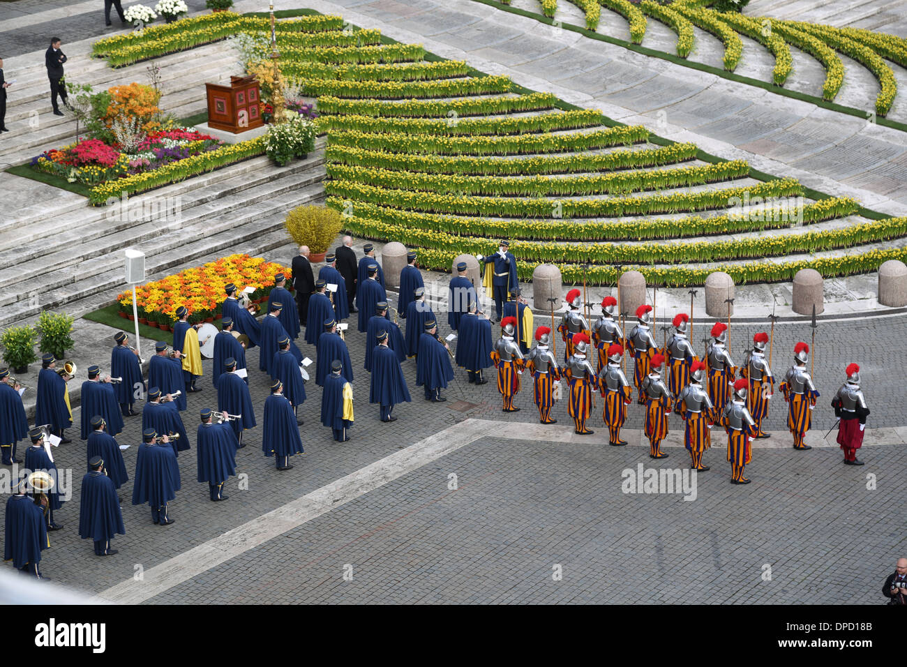 Preparativi per il discorso del Santo Padre, la prima Pasqua la benedizione del Papa Francesco. La domenica di Pasqua Piazza San Pietro Vaticano Roma Foto Stock