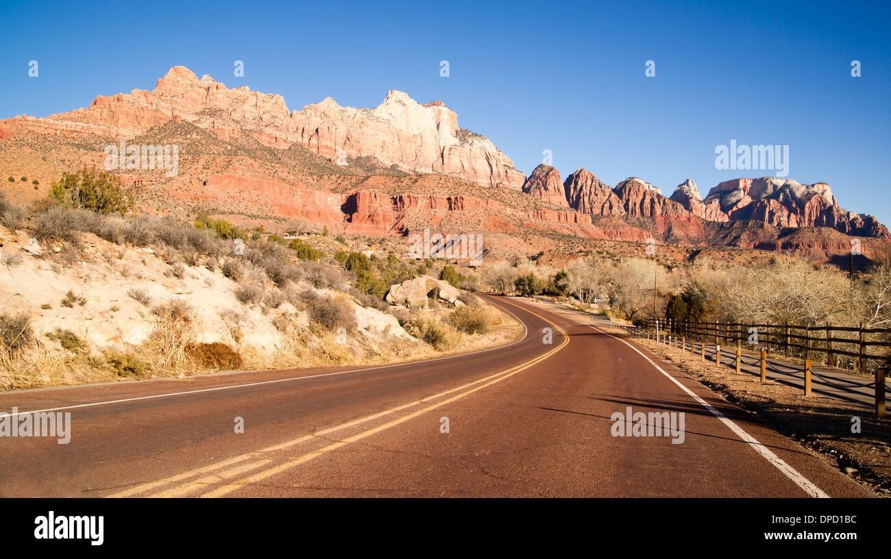Bella si affacciano verso il basso sulla strada del ritorno nel Parco Nazionale di Zion Foto Stock