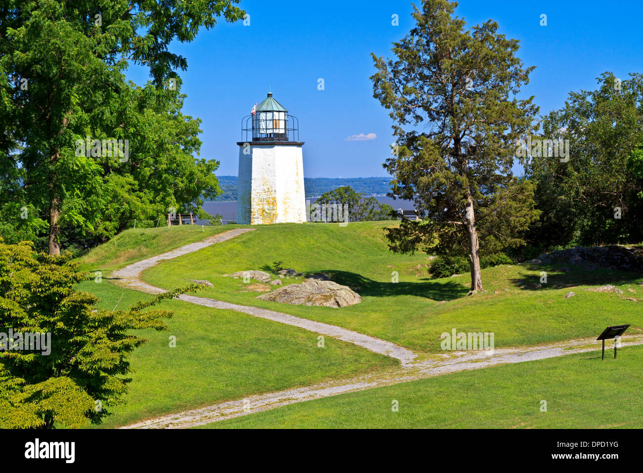 Stony Point Lighthouse su un poggio erboso che si affaccia sul fiume Hudson nello Stato di New York Foto Stock
