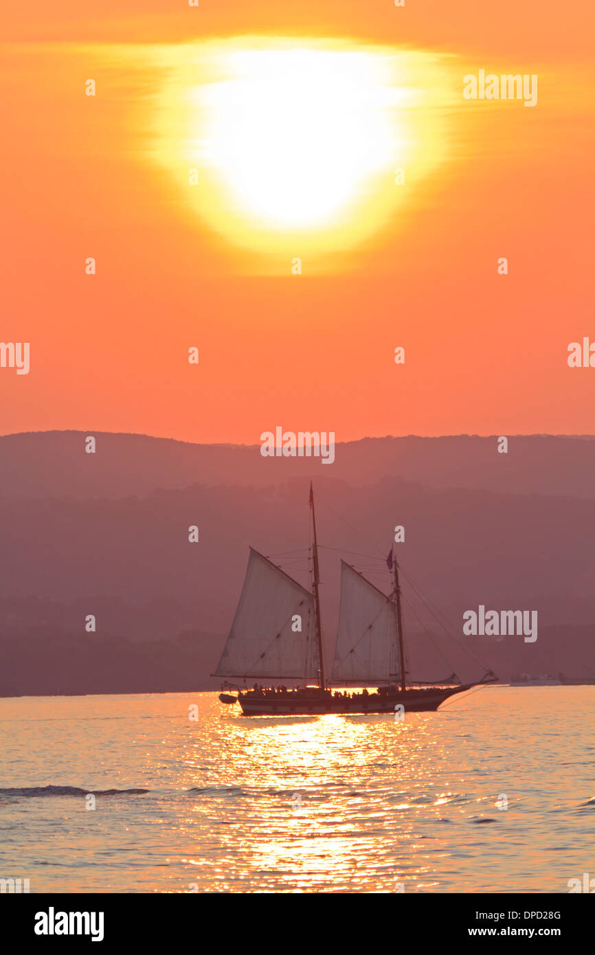 La Goletta Mystic Whaler su una crociera al tramonto sul fiume Hudson off Croton Point Park durante il 2011 Foto Stock