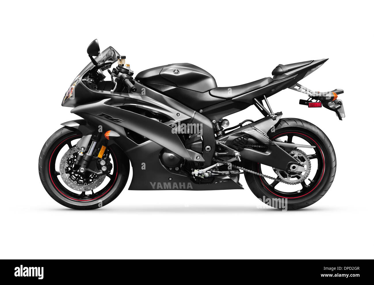 Licenza disponibile sul sito MaximImages.com - Black 2013 Yamaha YZF-R6 Supersport moto. Isolato con sentiero di ritaglio in moto su sfondo bianco. Foto Stock