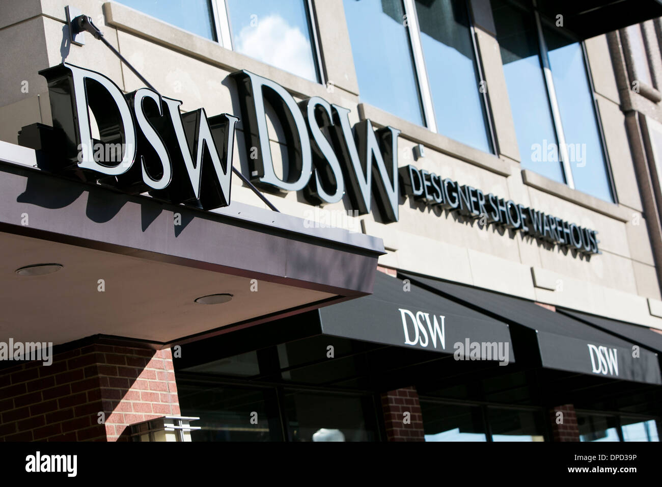 Un pattino di DSW store retail in Washington, DC. Foto Stock Un pattino di DSW store retail in Washington, DC. Foto Stock
