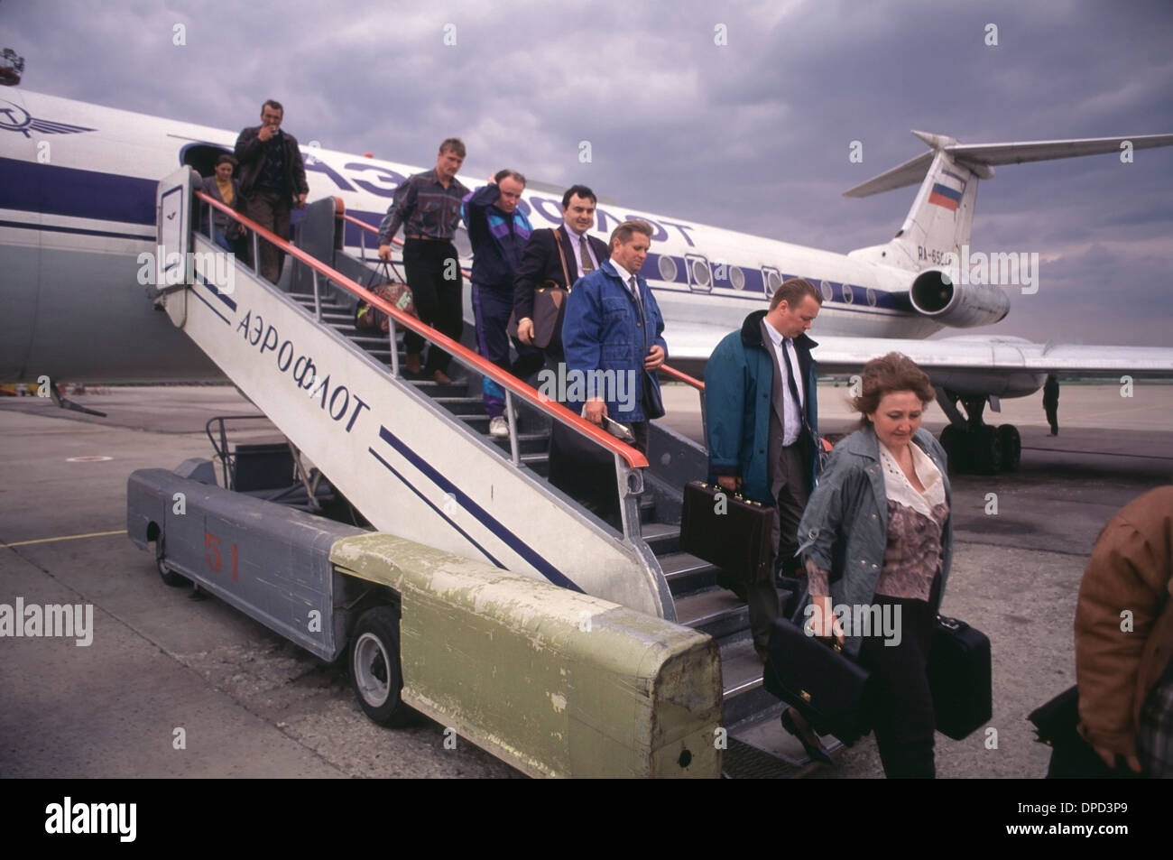 Aeroflot passeggeri scaricamento da un'era sovietica Tupolev 134 aereo di linea a Vnukovo aeroporto al di fuori di Mosca, Russia. Foto Stock