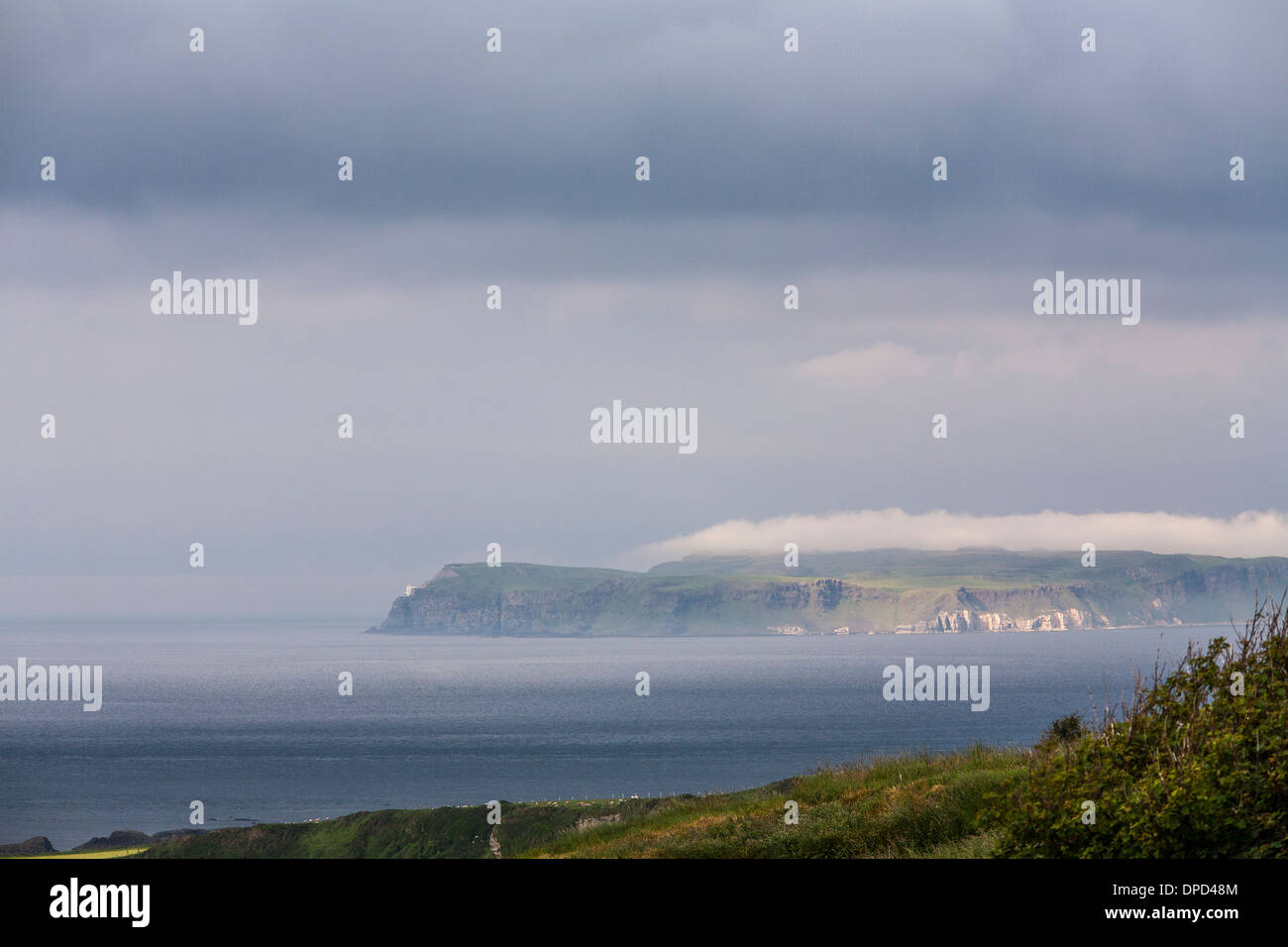 Una vista lungo la costa di Antrim guardando ad ovest in Irlanda del Nord. Questa costa è la casa di molti National Trust siti del patrimonio Foto Stock