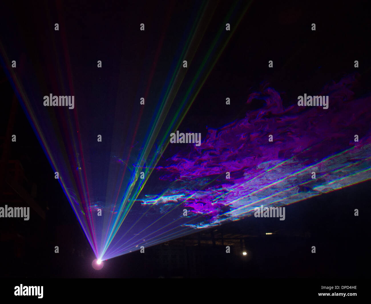 Il laser di scatti attraverso il fumo a un concerto rock Foto Stock