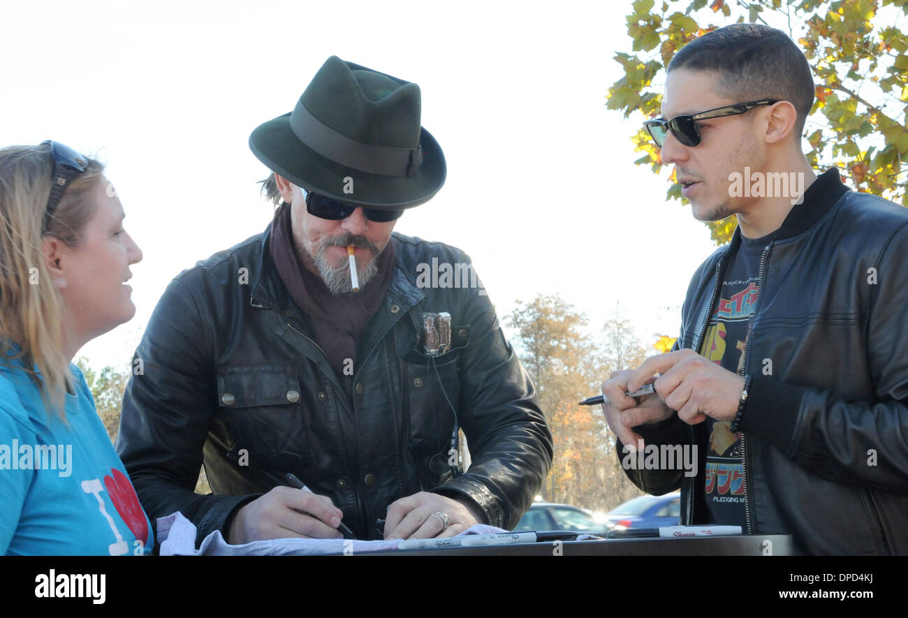 Orlando, Florida, Stati Uniti d'America. Il 12 gennaio 2014. Attori Tommy Flanagan (centro) e Theo Rossi del 'Sons di anarchia' americano televisione serie di dramma firmare autografi per una ventola all'Orlando Harley-Davidson store. In precedenza, gli attori è servita come grand esegue il marshalling dei motociclisti contro gli abusi sui minori della carità moto da Walt Disney World. Oltre 2600 motociclisti hanno partecipato all'evento. Credito: Paul Hennessy/Alamy Live News Foto Stock