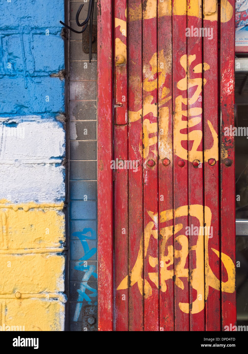 Il Dragone e la Fenice i caratteri cinesi su un cancello di ferro in San Francisco Chinatown Foto Stock