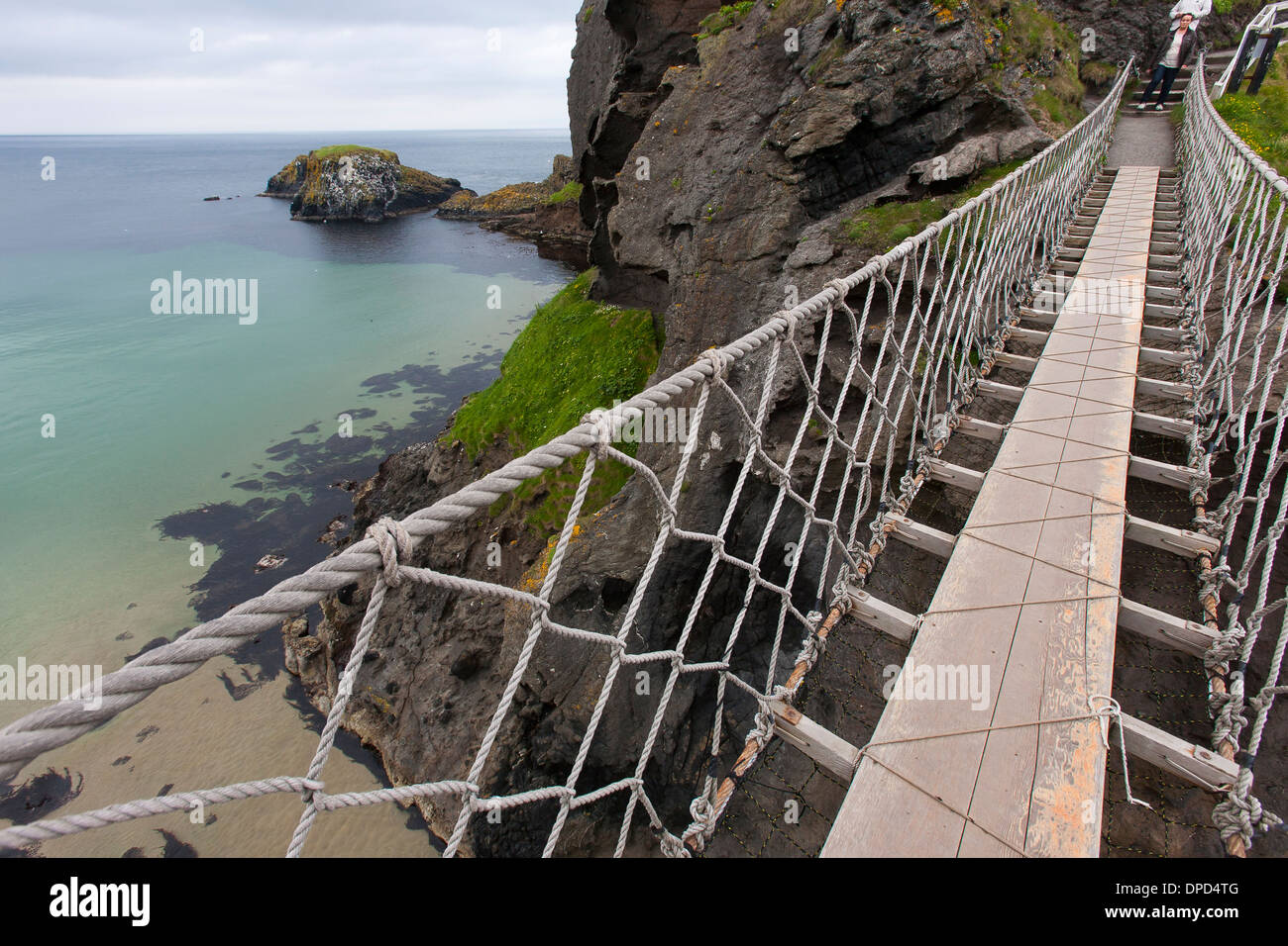 A metà strada tra il Carrick-a-Rede ponte di corde sulla costa di Antrim in Irlanda del Nord. Il ponte collega carrickarede Isola Foto Stock