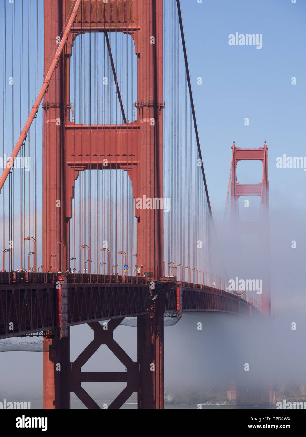 San Francisco Golden Gate Bridge nella nebbia Foto Stock
