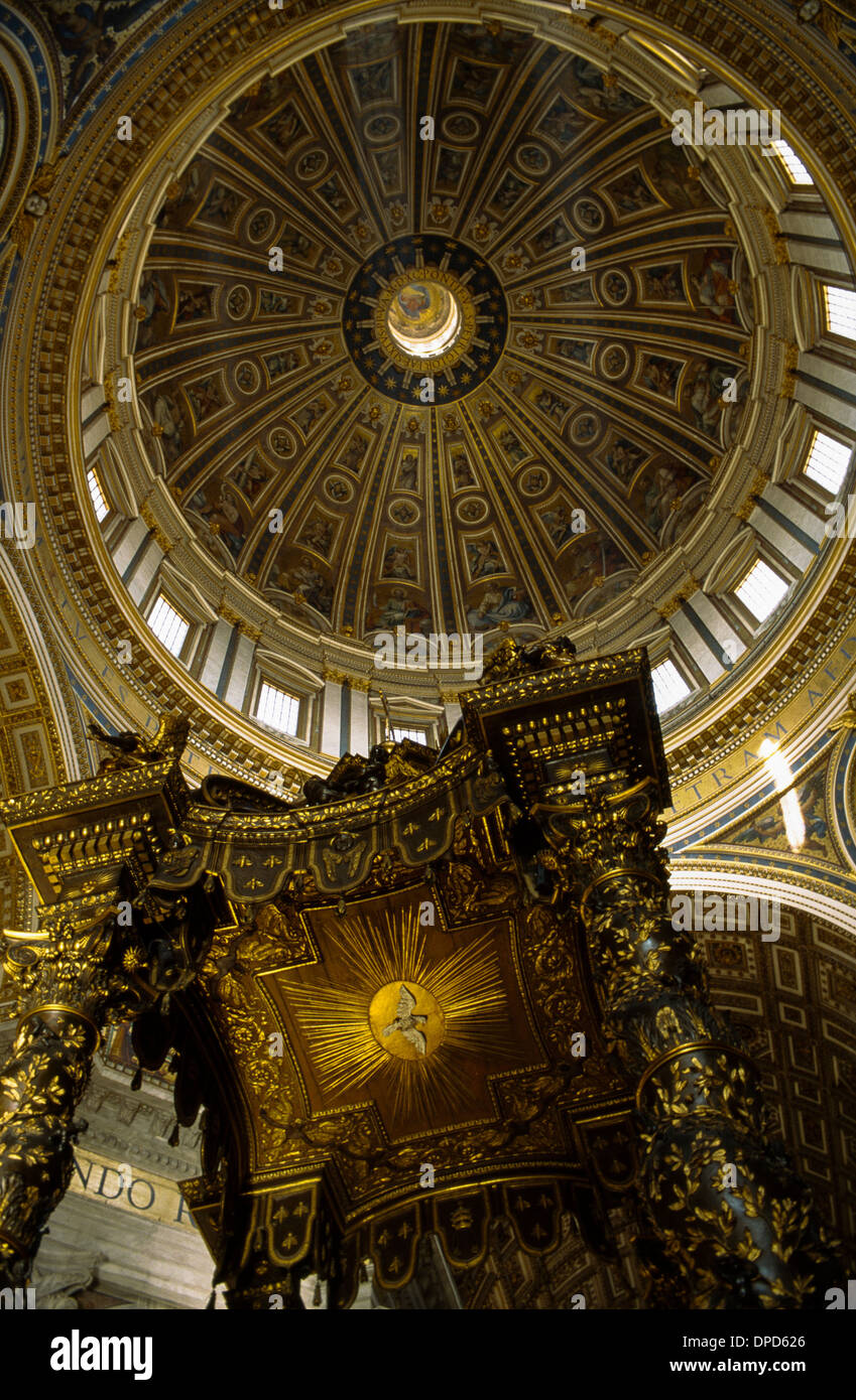La basilica di San Pietro Roma Italia che mostra la cupola michelangiolesca e Bernini baldacchino Foto Stock