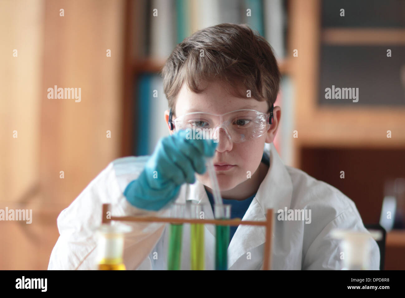 Ragazzo chimica pendente istruzione in chimica Foto Stock