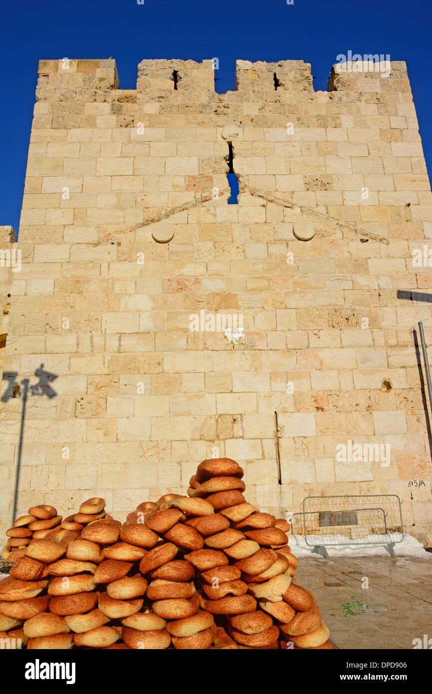 Bagel in vendita vicino le vecchie mura della città di Gerusalemme, Israele. Foto Stock