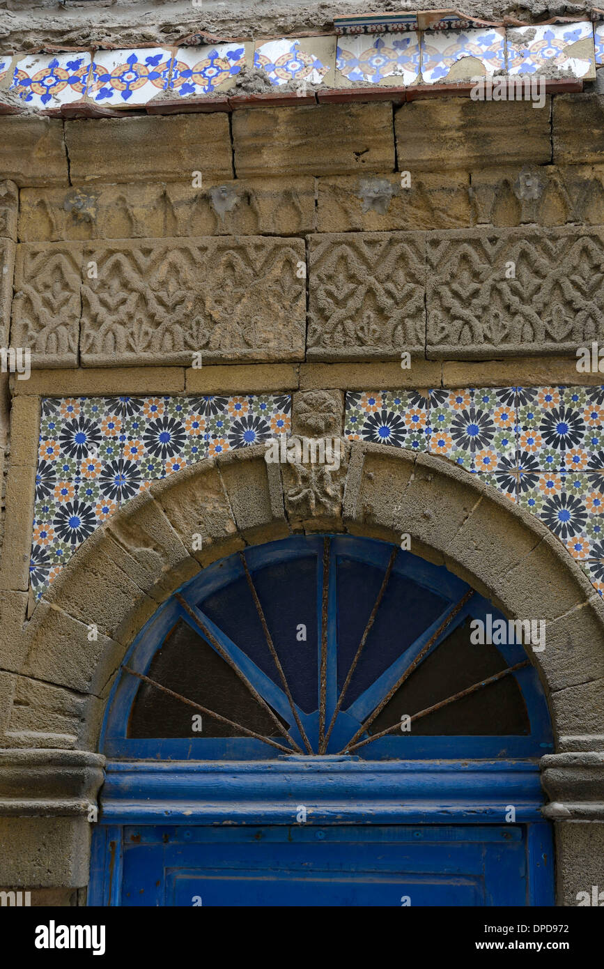 Marocco Essaouira, il dettaglio di un vecchio portale decorato di zellig nella Medina Foto Stock