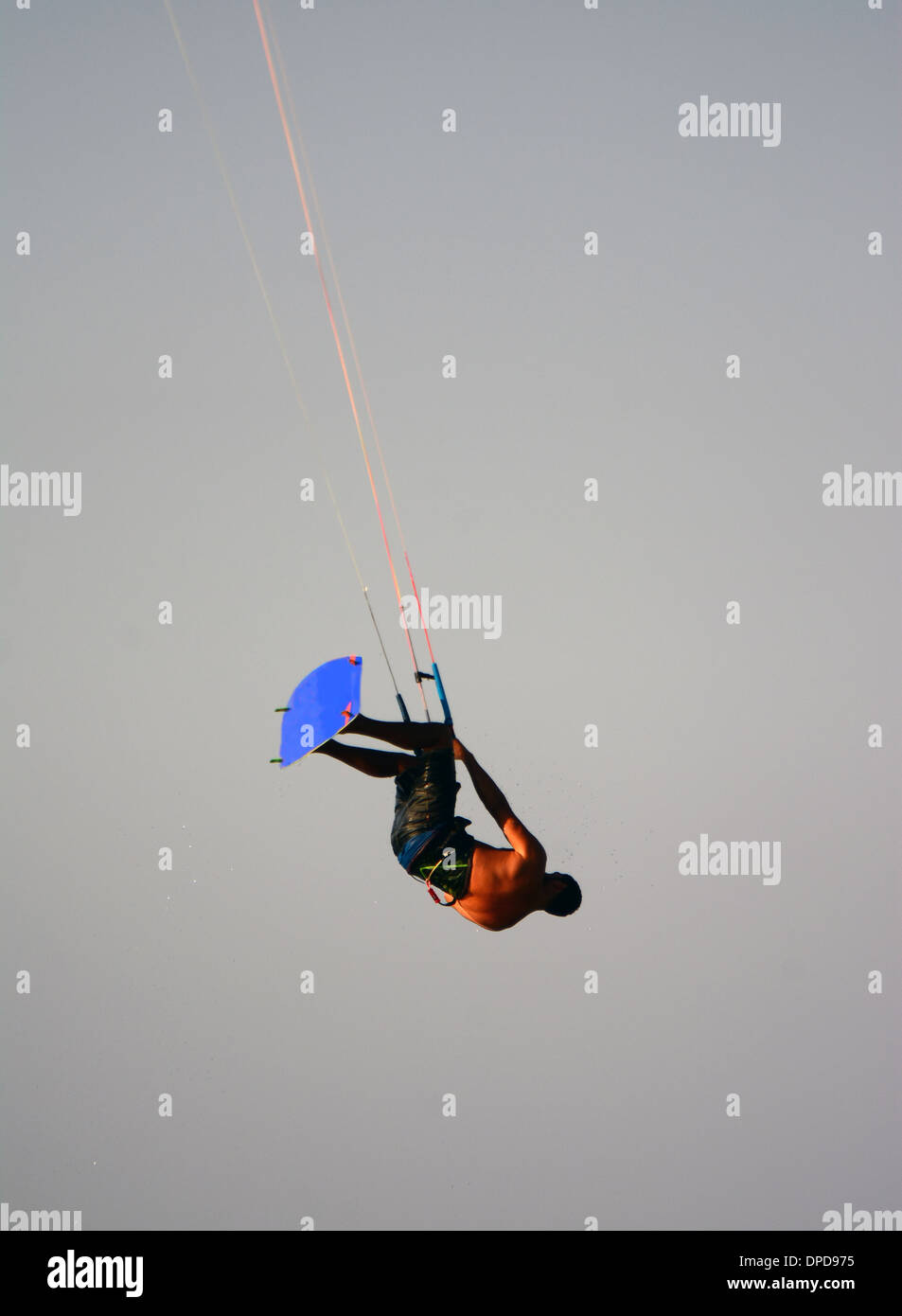 L'uomo-kite boarding, mid-air Foto Stock
