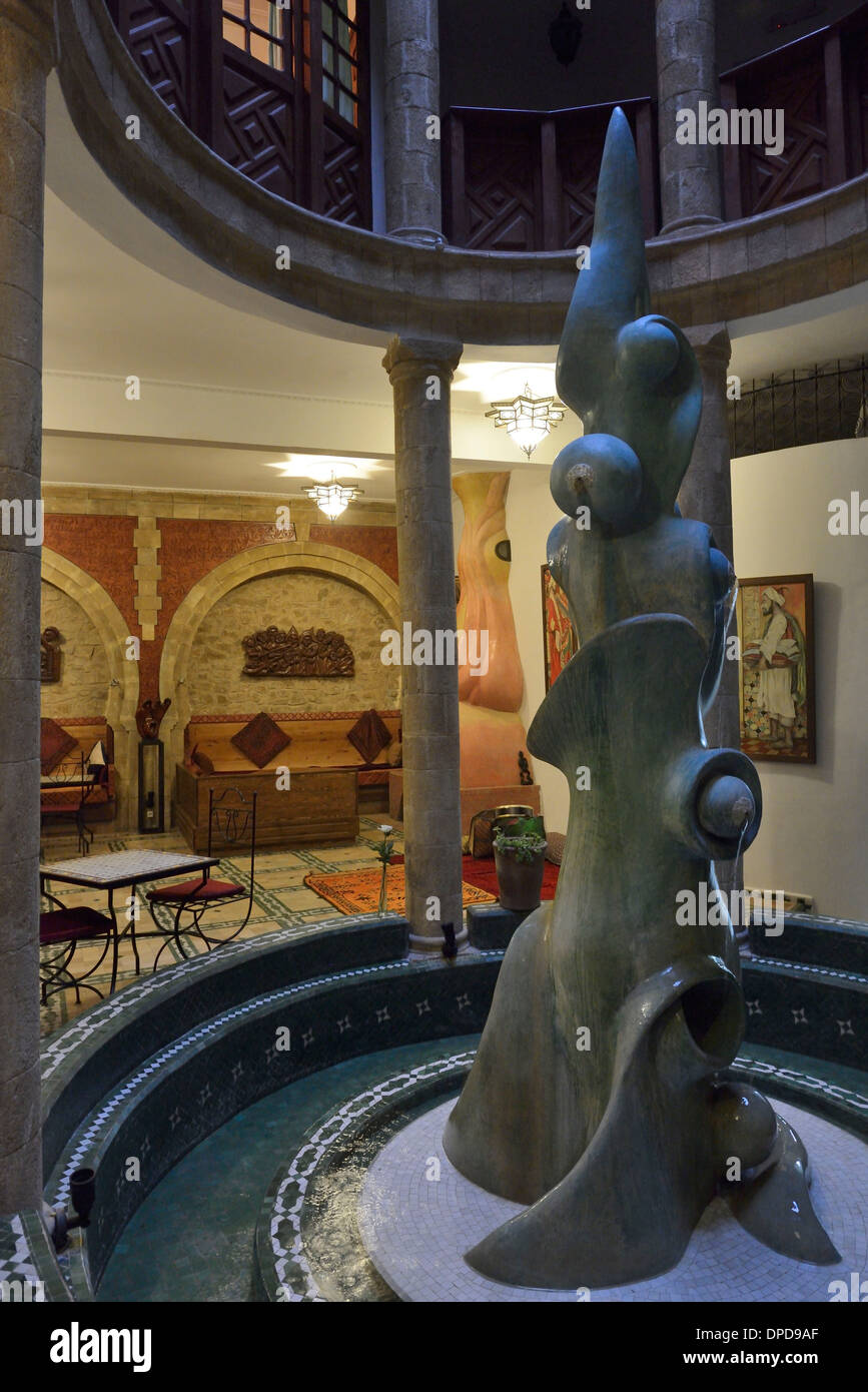 Marocco Essaouira, scultura all'interno di un hotel riad nella Medina Foto Stock