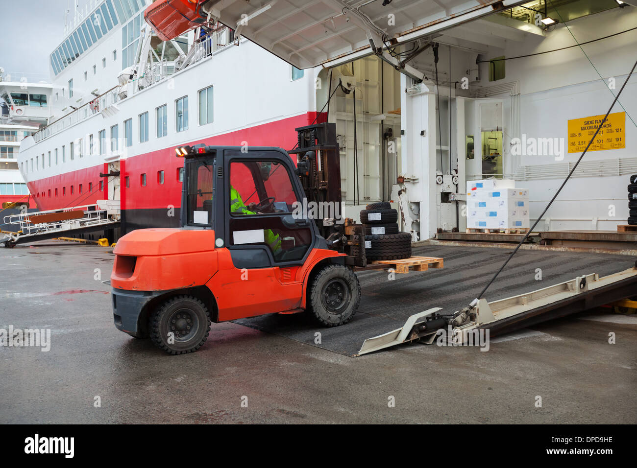 Grande per i passeggeri dei traghetti nel porto di caricamento con carrello elevatore Foto Stock