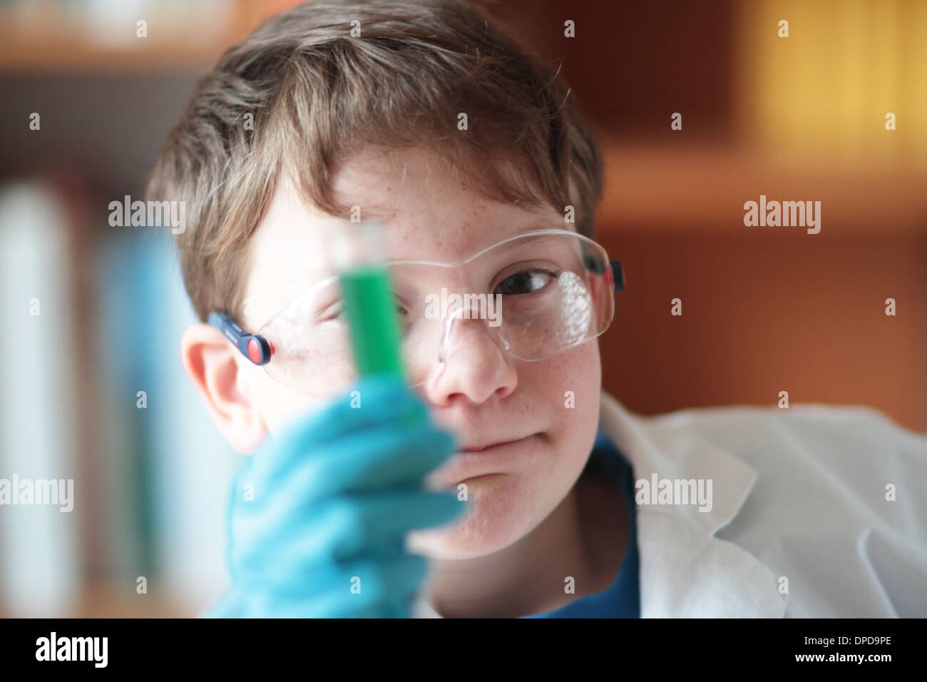 Ragazzo chimica pendente istruzione in chimica Foto Stock
