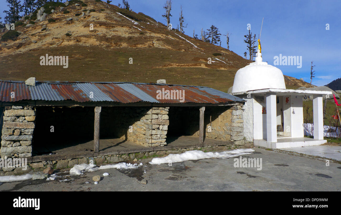 Kareri Lago rifugio del pellegrino e il tempio di Shiva, nr Mcleodganj, Himachal Pradesh, India del Nord Foto Stock Kareri Lago rifugio del pellegrino e il tempio di Shiva, nr Mcleodganj, Himachal Pradesh, India del Nord Foto Stock