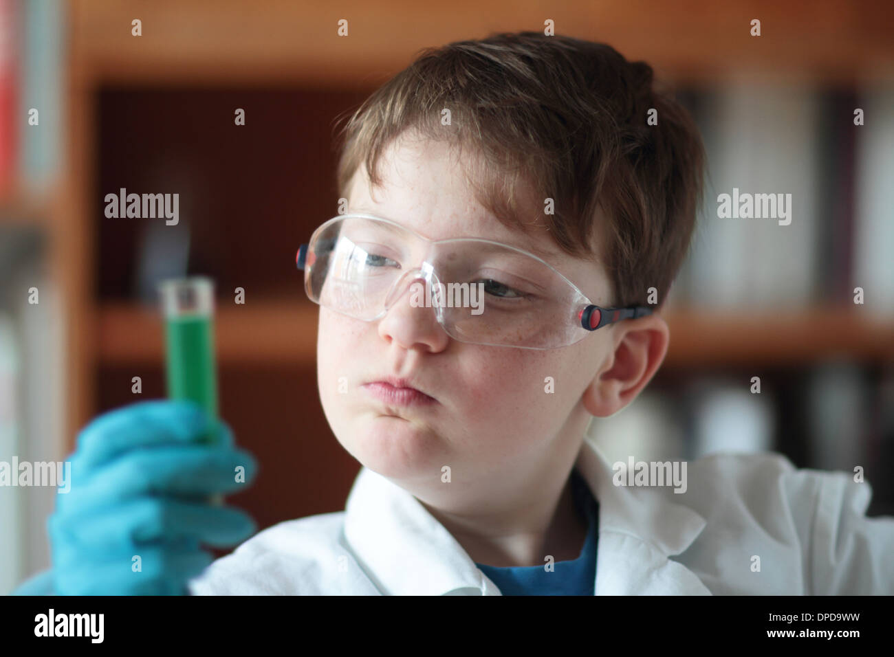 Ragazzo chimica pendente istruzione in chimica Foto Stock