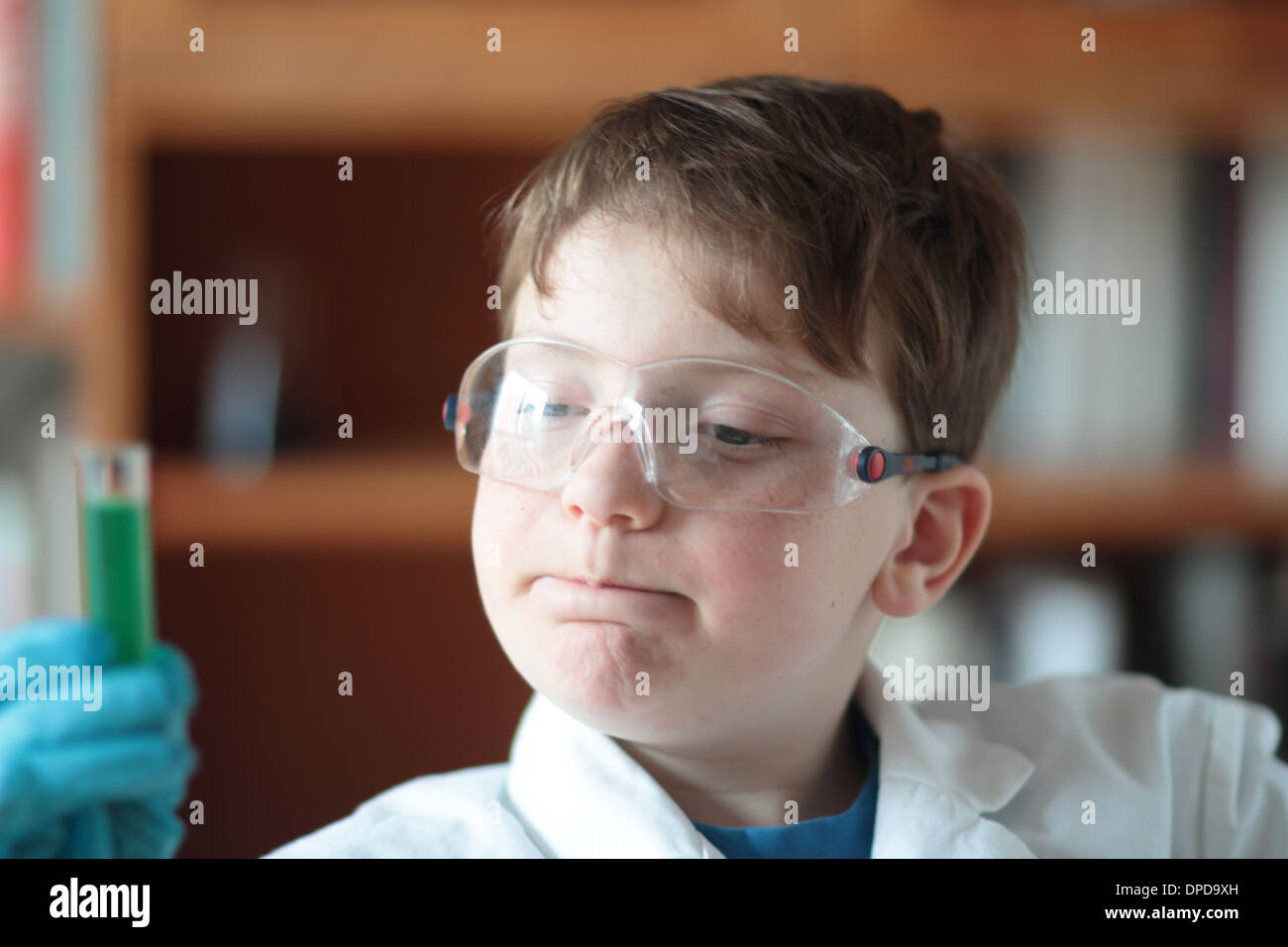 Ragazzo chimica pendente istruzione in chimica Foto Stock