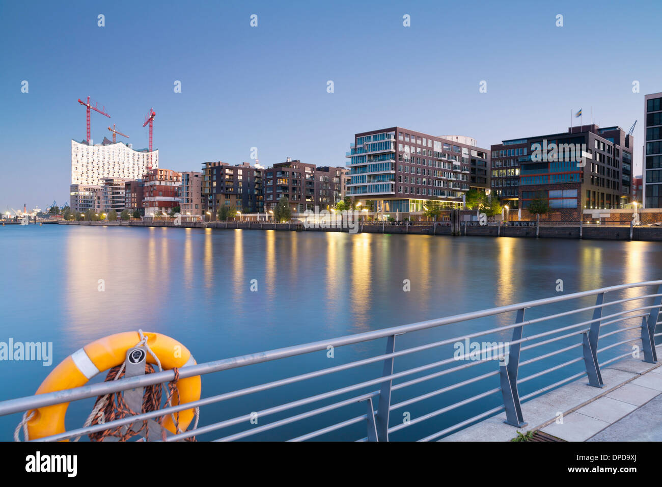 Germania, Amburgo, Hafencity, Grasbrook Harbour con Elbe Philharmonic Hall e Dalmannkai Foto Stock