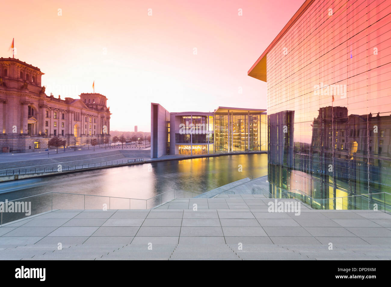 Germania, Berlino, Paolo Loebe House, a sinistra il palazzo del Reichstag, destra Marie Elisabeth Lueders edificio Foto Stock