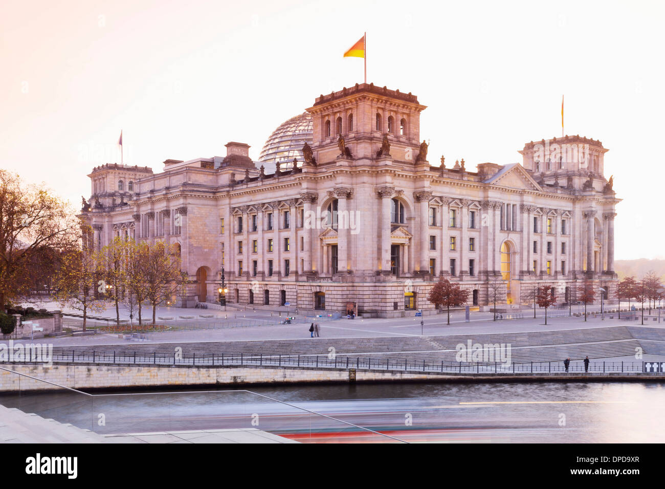 Germania, Berlino, vista dalla sede del parlamento Reichstag di sera Foto Stock