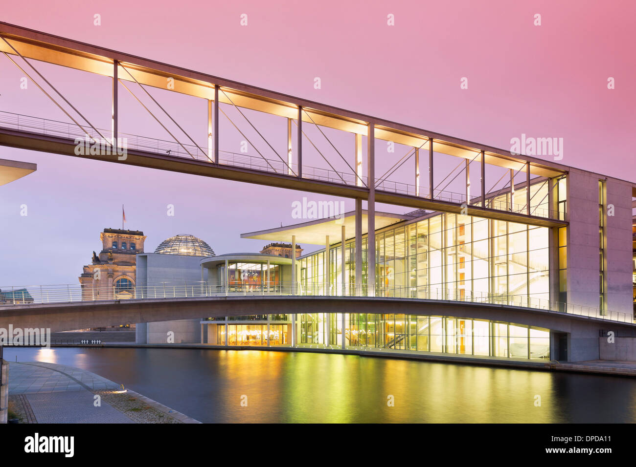 Germania, Berlino, skywalk to Marie-Elisabeth-Lueders edificio, in background Reichstag Foto Stock