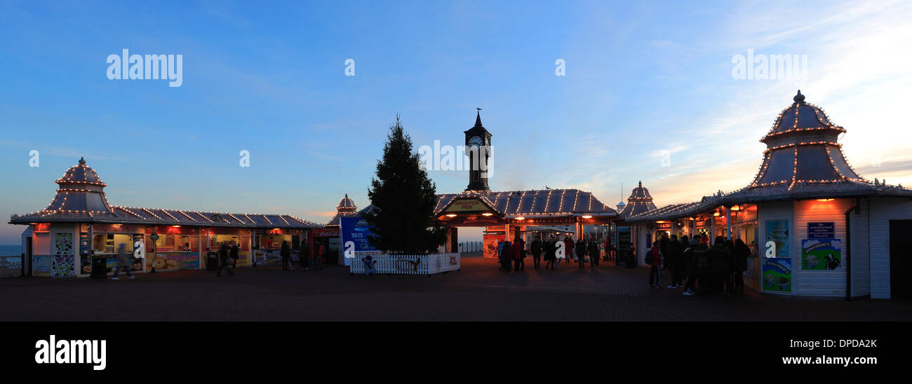 I colori del tramonto su Brighton Palace Pier, città di Brighton e Brighton & Hove, Sussex County, England, Regno Unito Foto Stock