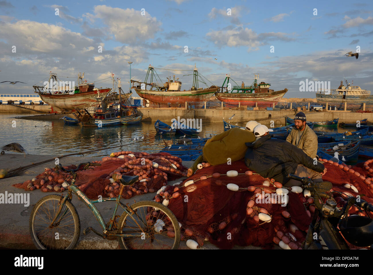 Marocco Essaouira, il porto di pescatori e il suo cantiere navale Foto Stock