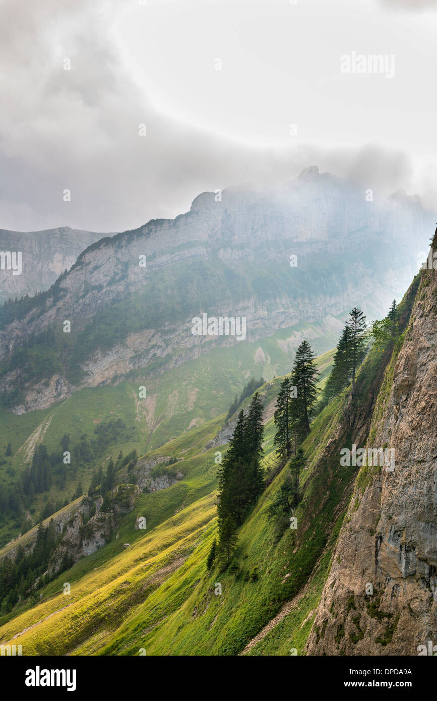 La Svizzera, Appenzell, Alpstein, vista da Bogartenluecke e Dreifaltigkeit con le nuvole Foto Stock