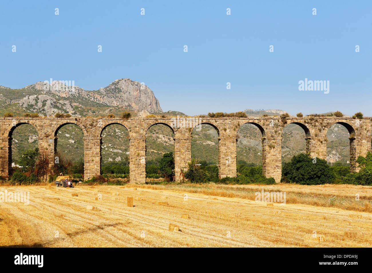 Turchia, Serik, antica città di Aspendos, acquedotto e campo di stoppie Foto Stock