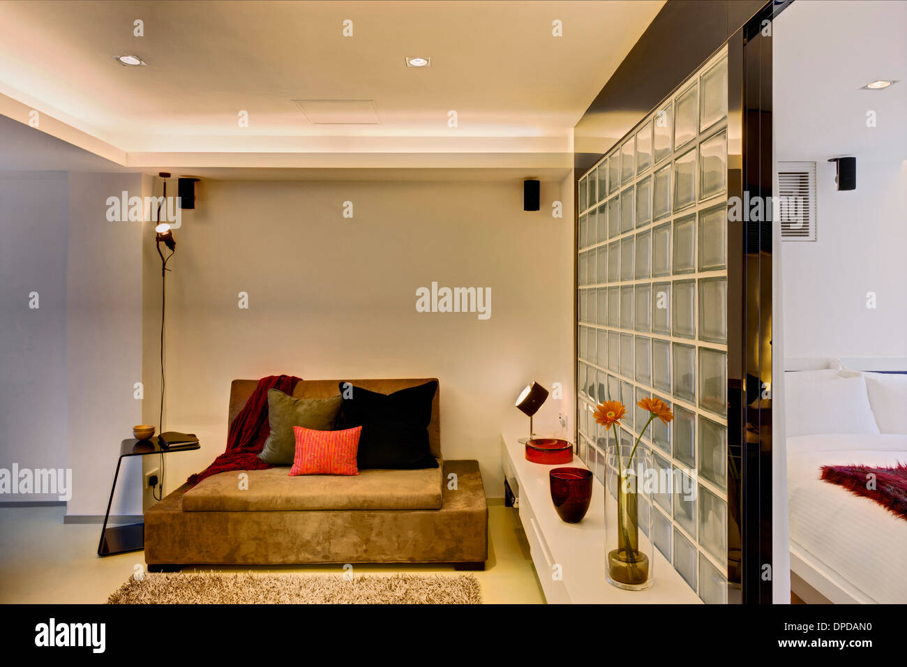 Mattone di vetro parete in V serviced apartments, la Causeway Bay di Hong Kong (designer: Anderson Lee) Foto Stock