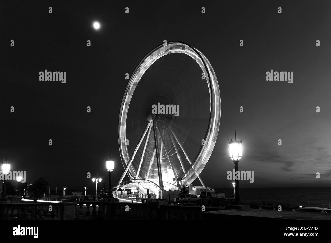 Grande ruota panoramica Ferris ride accanto al palazzo di Brighton Pier e Brighton & Hove, Sussex County, England, Regno Unito Foto Stock