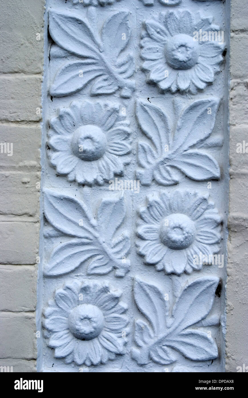 Dettaglio in gesso di fiori e piante, sul muro di una casa, Aldeburgh, Suffolk, Inghilterra Foto Stock