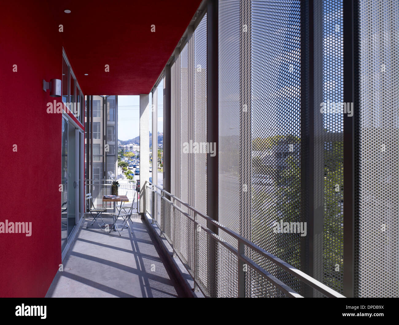 Balcone ombreggiato terrazzo di Cherokee Lofts, Los Angeles, Stati Uniti d'America Foto Stock