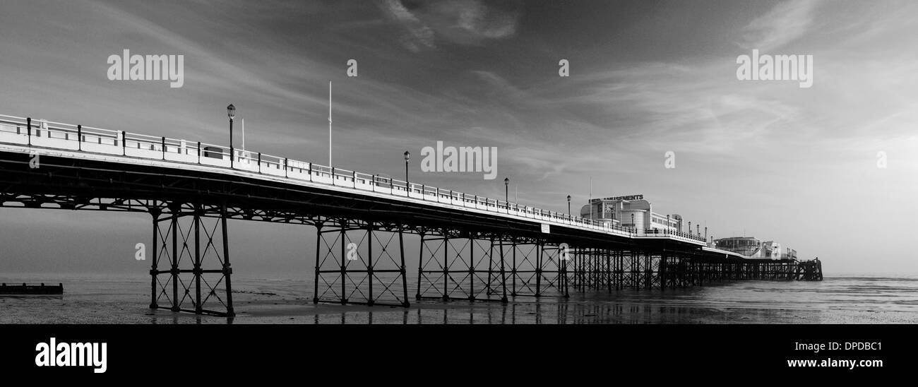 Tramonto sul molo vittoriano, Worthing town, West Sussex County, England, Regno Unito Foto Stock