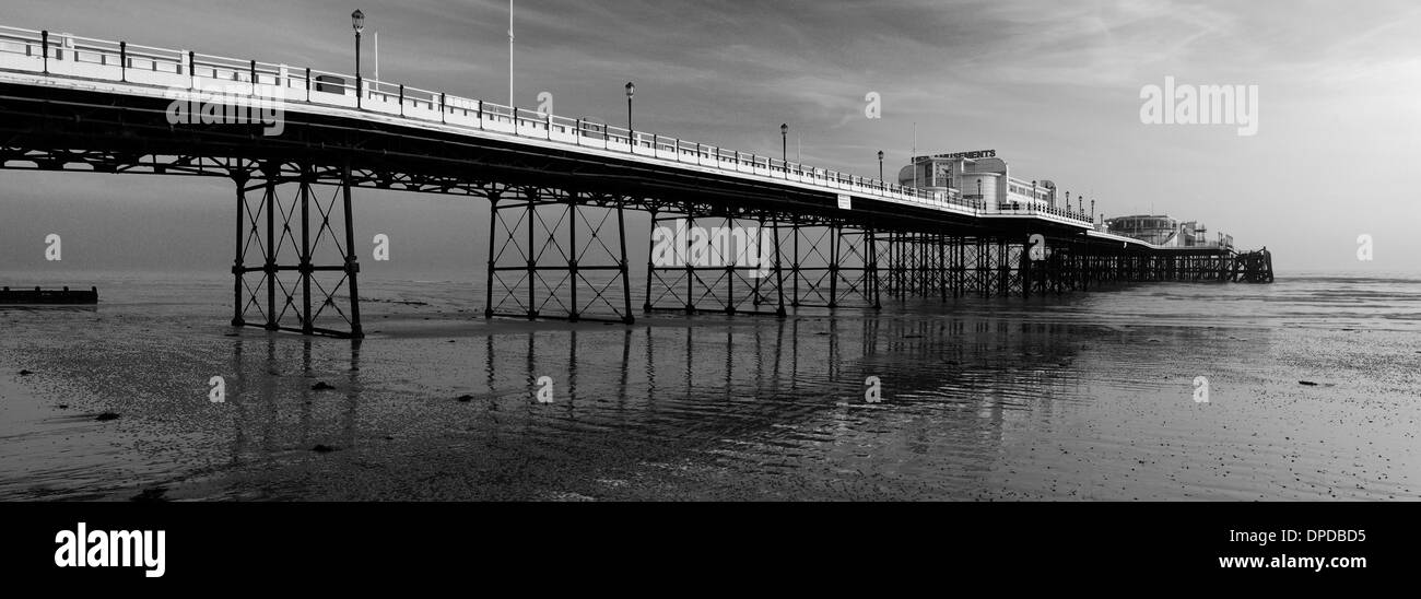 Tramonto sul molo vittoriano, Worthing town, West Sussex County, England, Regno Unito Foto Stock