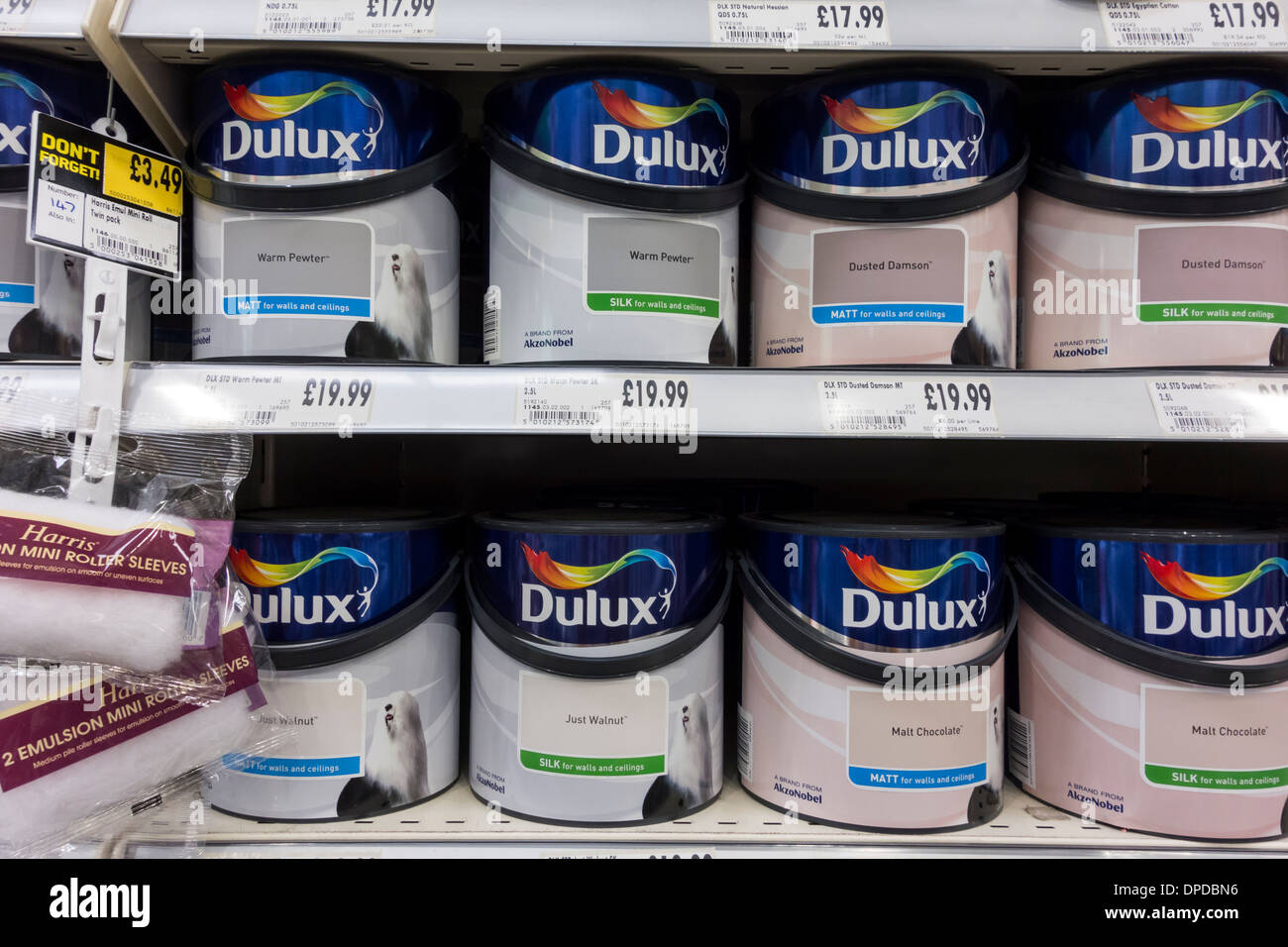 Dulux emulsione barattoli di vernice visualizzati sul ripiano a Homebase DIY store, REGNO UNITO Foto Stock