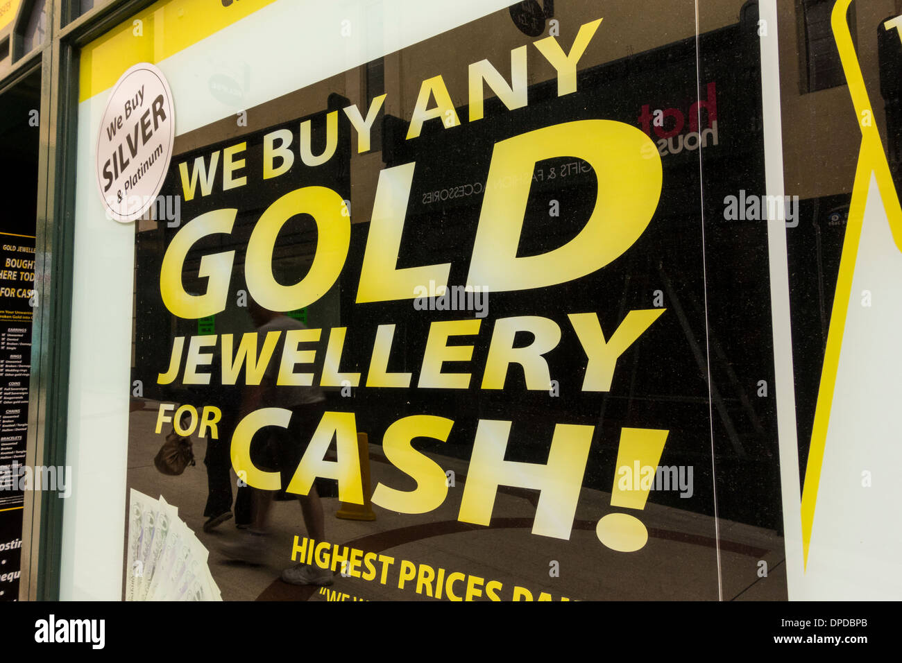 "Abbiamo comprare qualsiasi gioielleria in oro per cassa" il segno sulla finestra di pawnbroker, REGNO UNITO Foto Stock