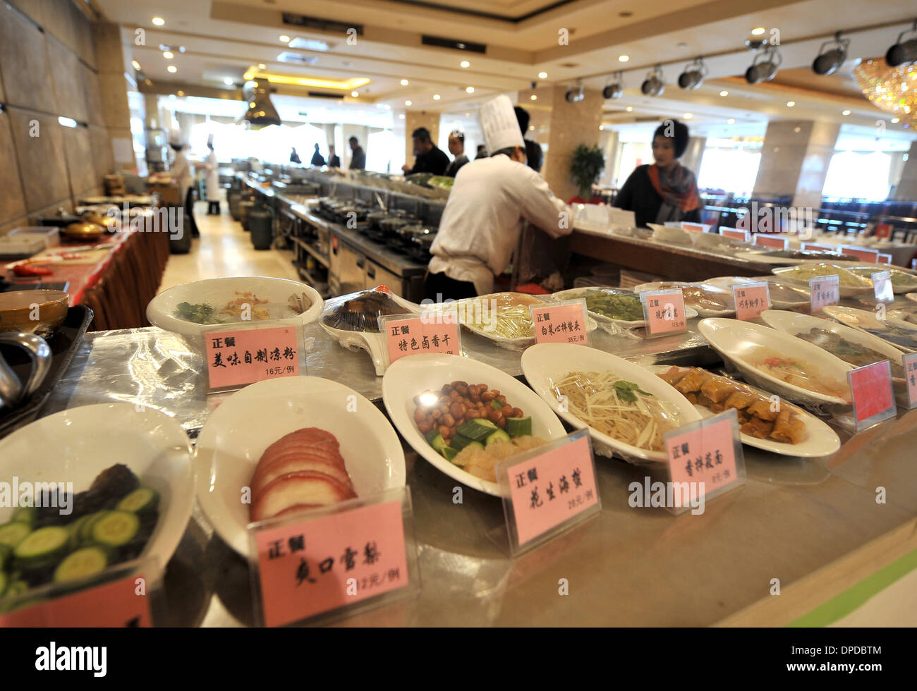 (140113) -- TAIYUAN, Gennaio 13, 2014 (Xinhua) -- cittadini ordinare da mangiare in un ristorante di Taiyuan, capitale del nord della Cina nella provincia dello Shanxi, 10 gennaio, 2014. Molti bei ristoranti di Taiyuan hanno cambiato il funzionamento tradizionale recentemente per soddisfare la media diners' domanda attraverso la modifica il suo menu di lusso in folk snack, remolding camere deluxe in comuni sala banchetti e fornendo group-acquistare pasti con prezzi bassi. Feng Shourui, un uomo in carica della cucina locale associazione in Shanxi, riteneva che solo seguendo la linea di massa potrebbe un ristorante di realizzare uno sviluppo sostenibile. (Xinh Foto Stock