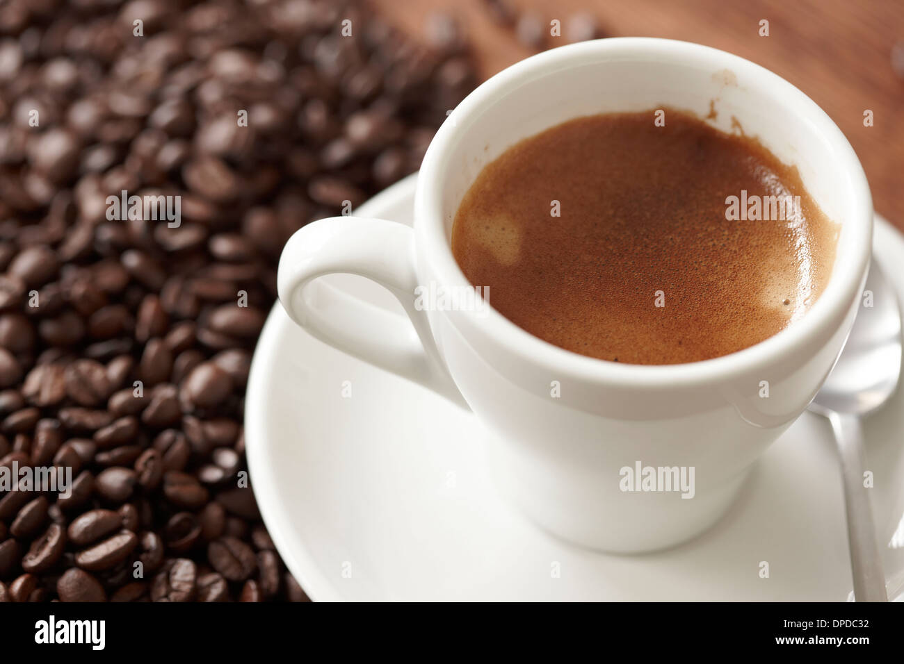 Caffè espresso e i chicchi di caffè sul tavolo Foto Stock