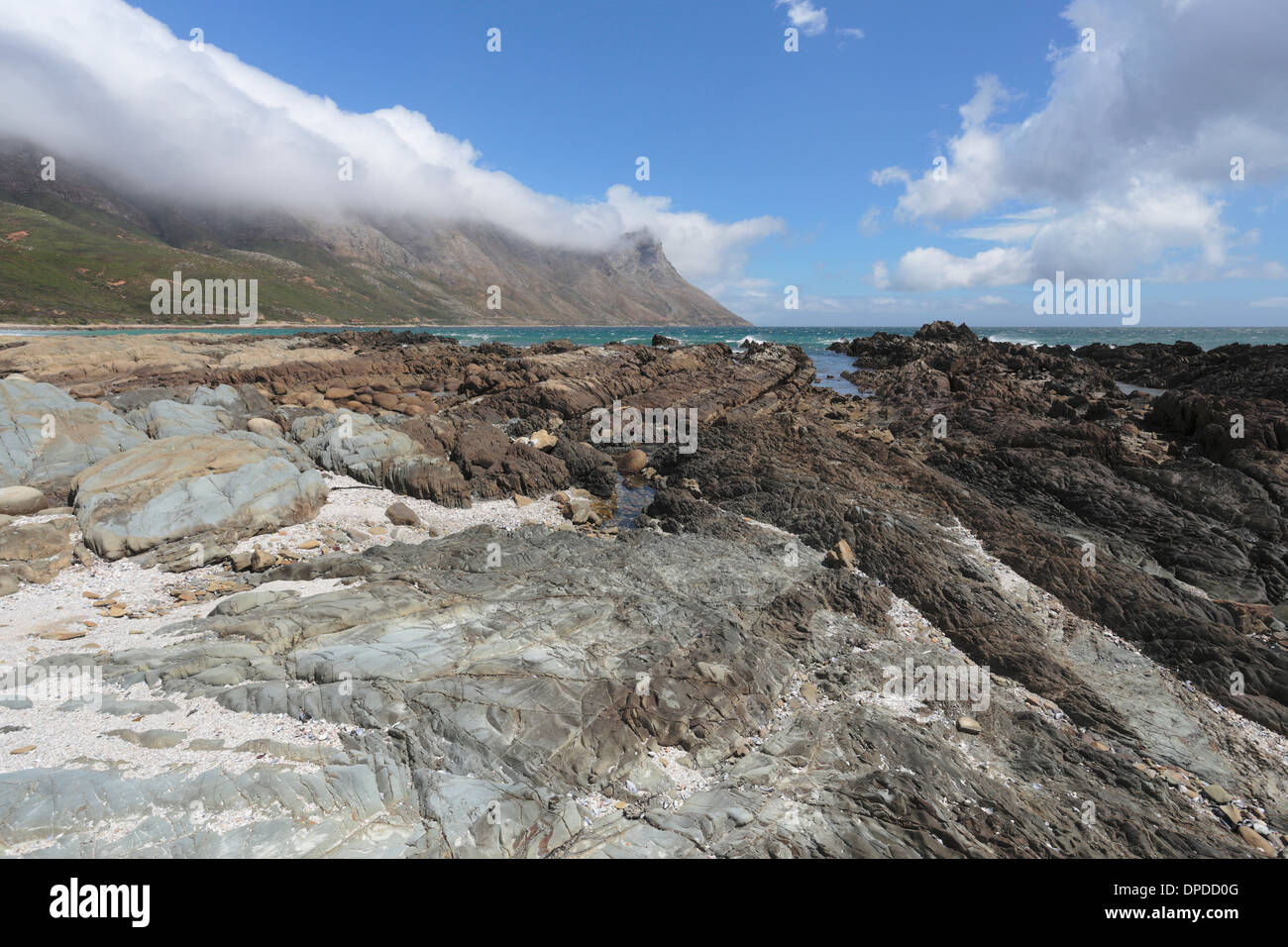 Blu rocce colorate su una spiaggia nella baia di False, off Clarence Drive, Sud Africa Foto Stock